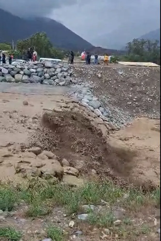 En Vicuña se activaron cerca de 12 quebradas, lo que obligó a desplegar maquinaria para despejar caminos y habilitar alternativas de circulación. (Foto: Cedida)