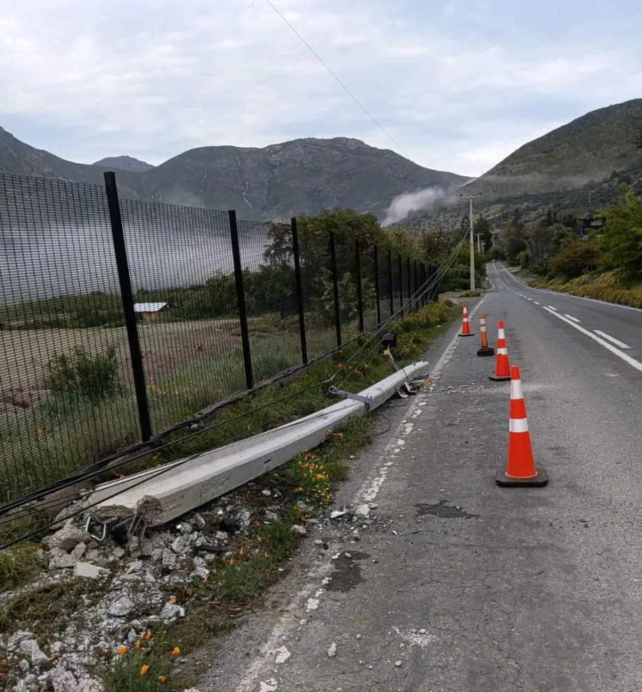Desde CGE indicaron que, en caso de emergencia, los clientes pueden comunicarse a través del número de atención gratuito 800 800 767; la cuenta de Twitter @CGE_Clientes; la  web www.cge.cl; la aplicación móvil CGE 1click; y Whatsapp +569 8956847.