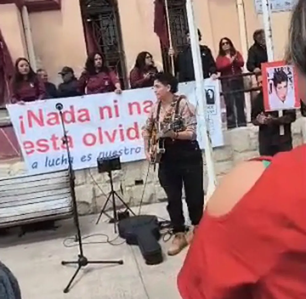 En el frontis de la excárcel de La Serena se realizó un acto conmemorativo por los 15 ejecutados políticos de la Caravana de la Muerte. (Foto: captura de pantalla)