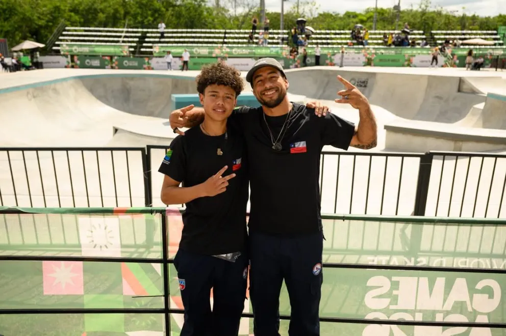 Matías Muñoz, 4° lugar mundial en Street, junto a su coach Felipe Rojas, 14° del mundo. Ambos son del club coquimbano 4ta Roller. 
