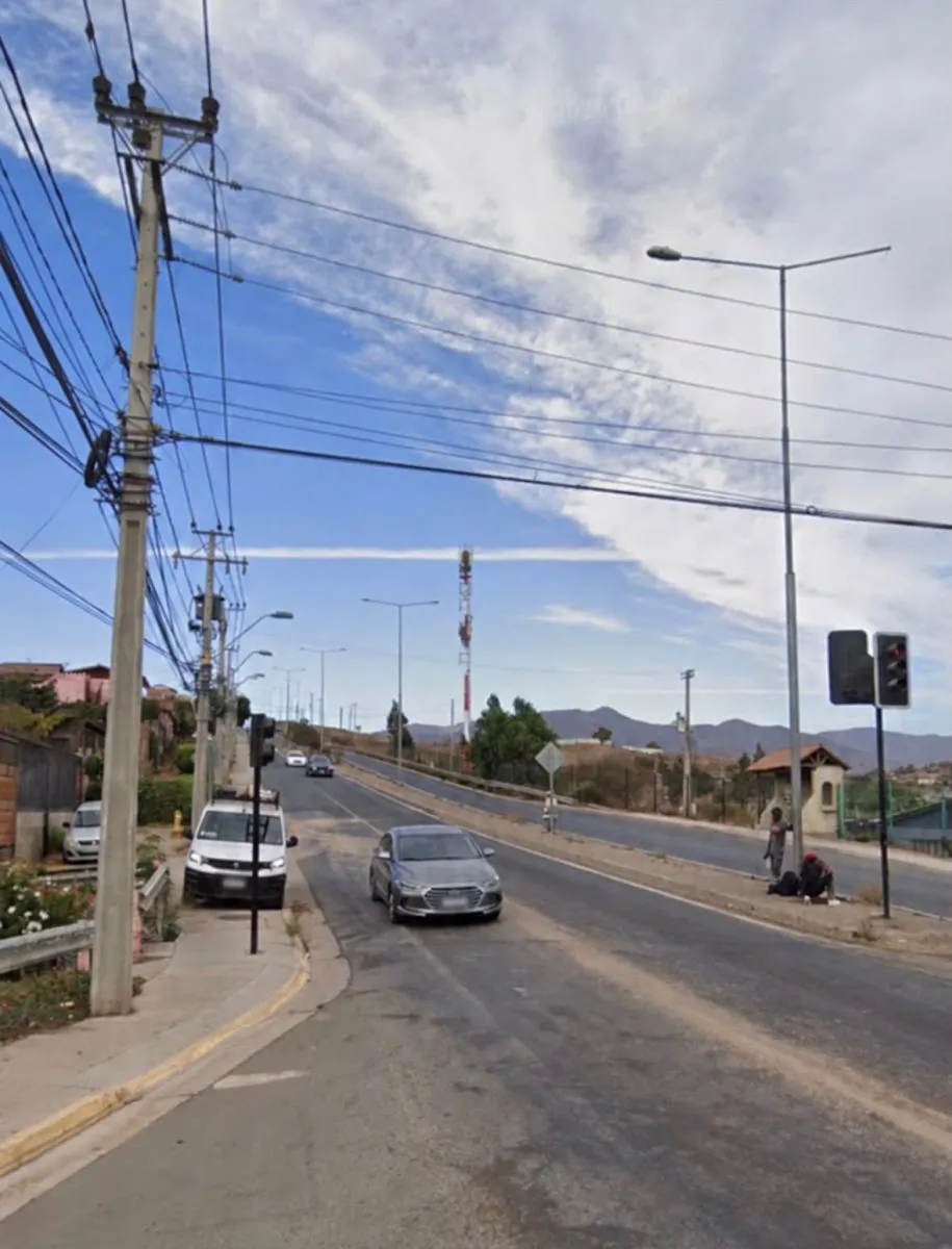 Vecinos de avenida El Romeral denuncian estar más de un año sin alumbrado público