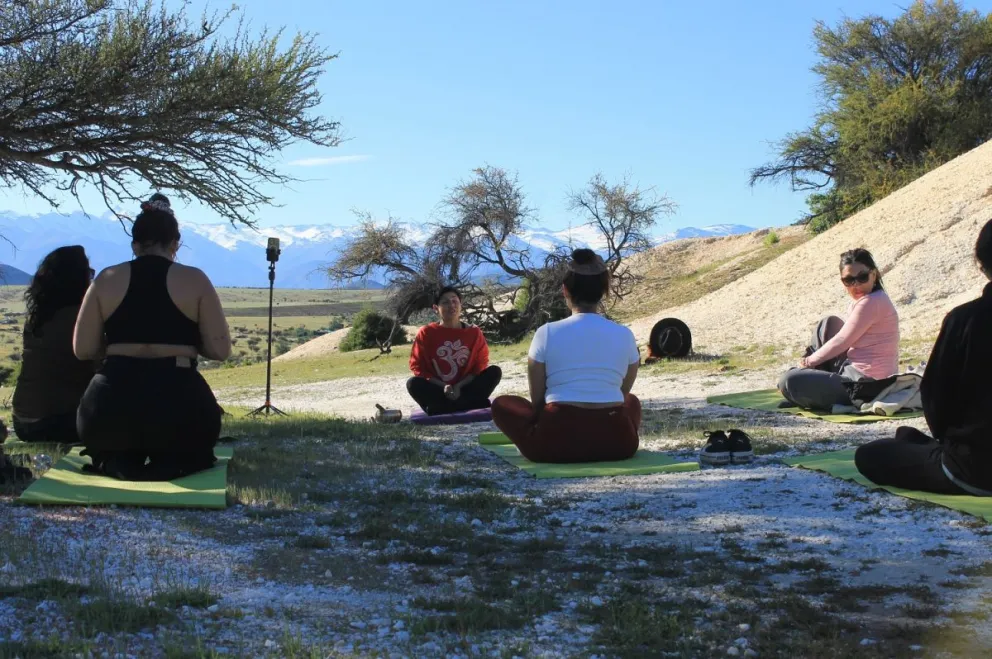 La actividad es liderada por Ivette Lagos, profesora de yoga, quien plantea que el contacto con la naturaleza es una parte fundamental de este tipo de experiencias. 