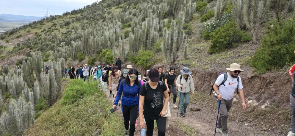 Más de 300 personas recorrieron el Cerro La Cruz en jornada de trekking familiar