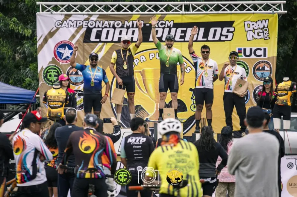 Ciclistas reciben sus reconocimientos en una de las fechas de la Copa Pueblos de Ovalle. (Foto: Cedida)