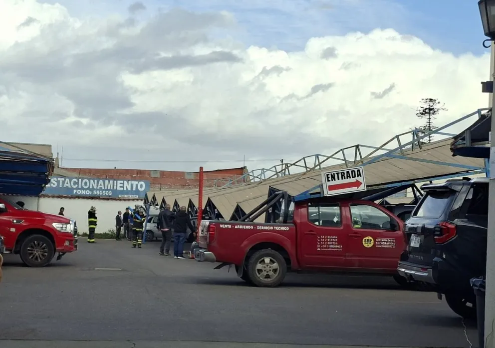 En el centro de La Serena, la caída de una estructura metálica de un estacionamiento en calle Colón, dejó con daños a tres automóviles. (Foto: Cedida)