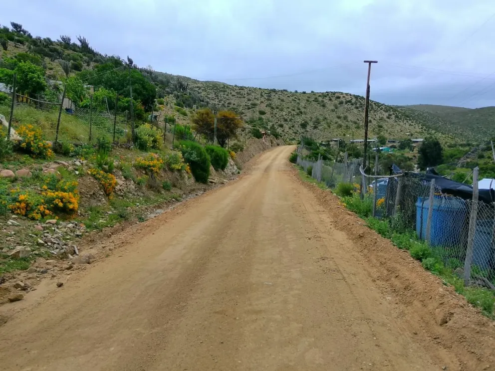 El proyecto considera la pavimentación por conservación desde El Divisadero hasta el cruce con la Ruta D-655, en Altar Alto, beneficiando la conectividad de localidades como El Divisadero, Las Cruces, El Maitén y Altar Alto.