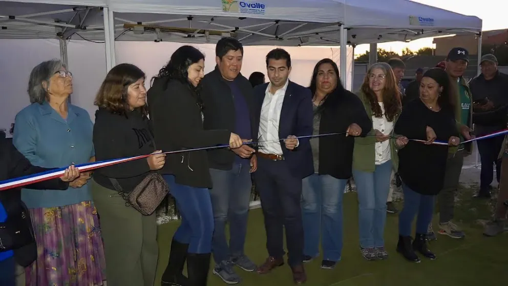 Con el objetivo de seguir promoviendo el deporte en la comunidad se realizó la inauguración de la nueva iluminación de la cancha de fútbol de Cerrillos de Tamaya.