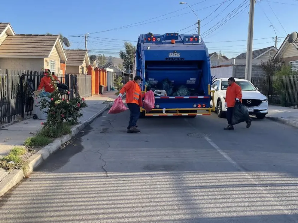La Municipalidad de Ovalle reforzó el llamado a la comunidad a disponer de manera responsable los vidrios rotos y todo tipo de elementos cortopunzantes que sean eliminados junto con la basura domiciliaria.