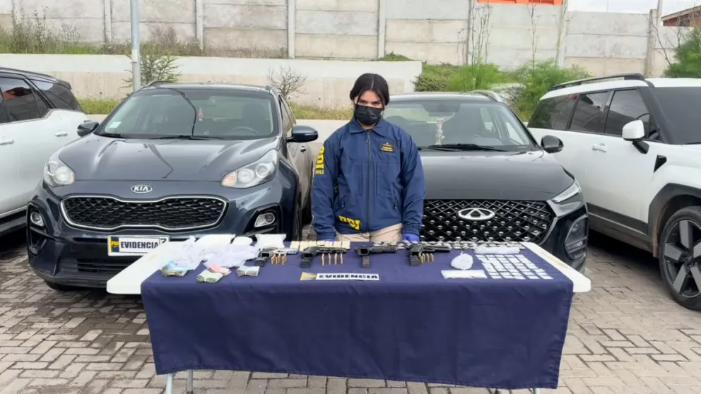 Durante los procedimientos, encabezados por detectives de la Brigada Antinarcóticos de Los Vilos, se decomisaron distintas sustancias ilícitas, entre ellas clorhidrato de cocaína, cocaína base, cannabis y ketamina, además de comprimidos de clonazepam.