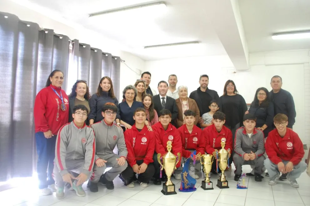 El desayuno permitió reconocer a todos los participantes de esta actuación y compartir el resultado con las familias, cuyo respaldo fue destacado como parte fundamental del segundo bronce nacional consecutivo.