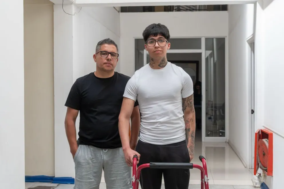 Matías Pozo junto a su padre, José Pozo, cuyo apoyo ha sido fundamental para enfrentar las secuelas del ataque y avanzar en su recuperación. (Foto: Cristian Silva)