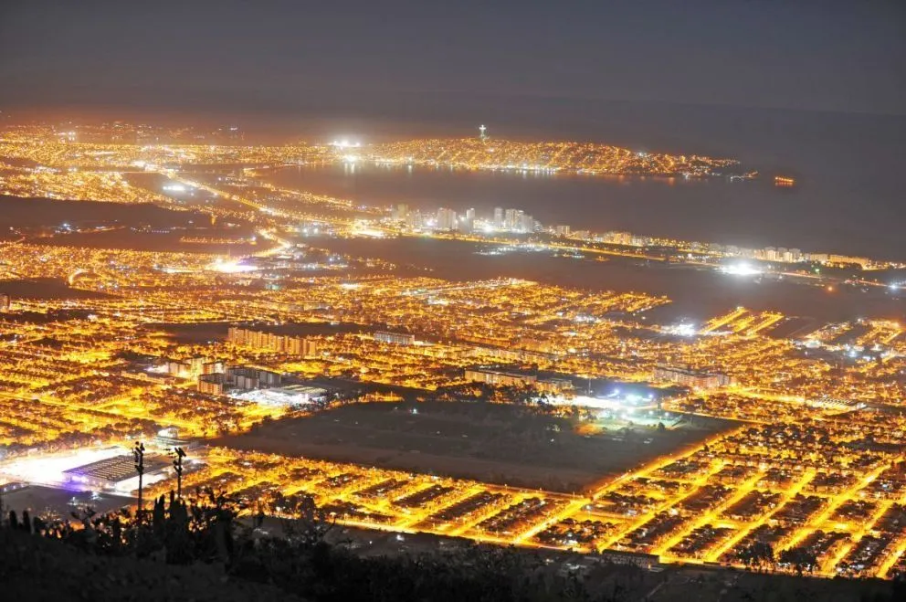 La regulación busca limitar la emisión de luz hacia el cielo, mantener los niveles de iluminación dentro de lo estrictamente necesario y favorecer el uso de luminarias cálidas, con baja emisión en el espectro azul.
