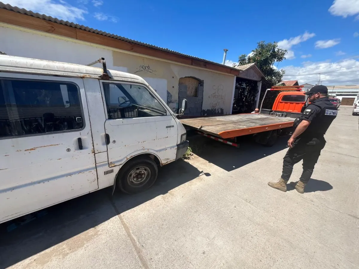 La Serena retira 90 vehículos abandonados para recuperar espacios públicos y reforzar la seguridad