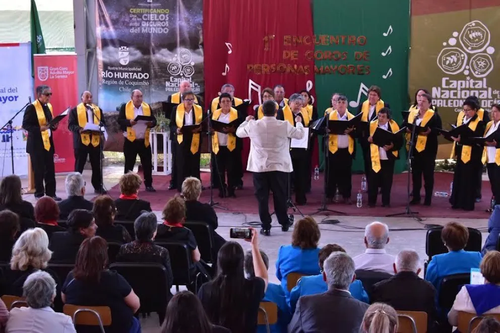 La actividad que promete diversidad musical y coral, se realiza en el marco de las actividades conmemorativas del Mes de las Personas Mayores.