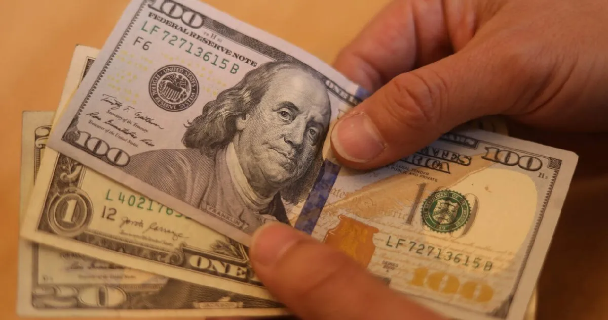 Dólar cae a $979: recuperación del cobre y anuncio de tasas del Banco Central