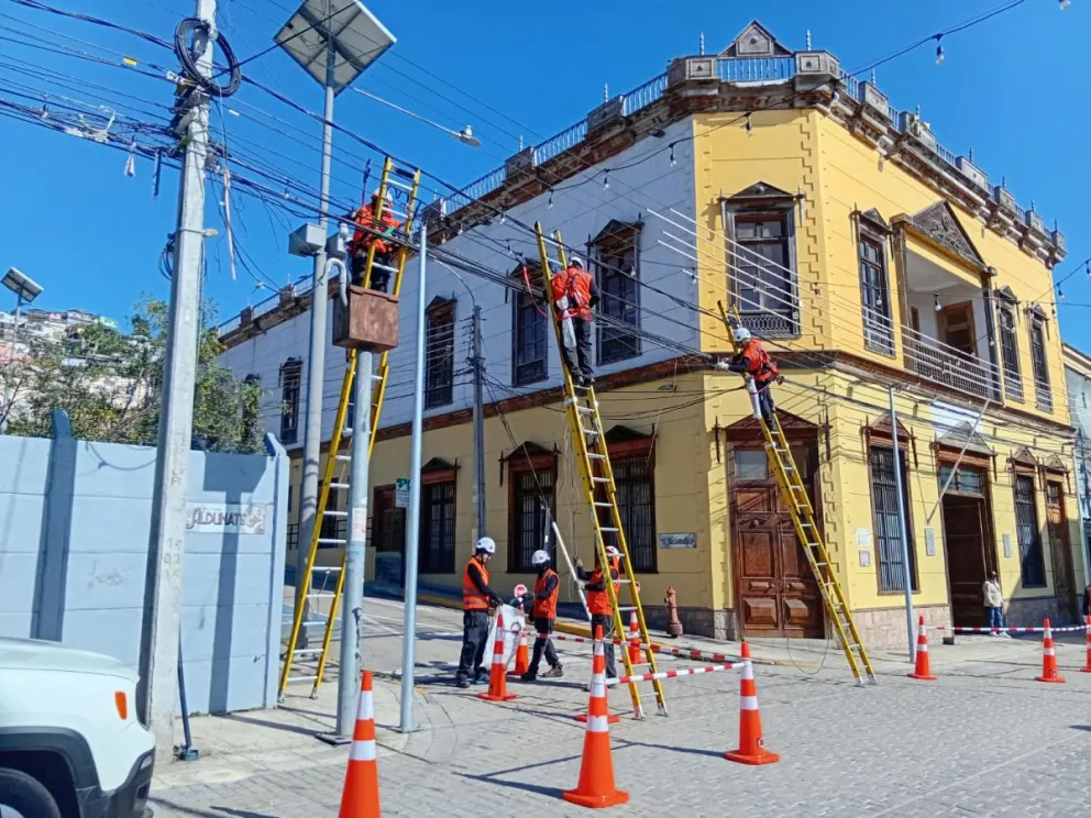 En el Barrio Inglés se iniciaron los trabajos de retiro de cables en desuso. (Foto: Oscar Rosales)