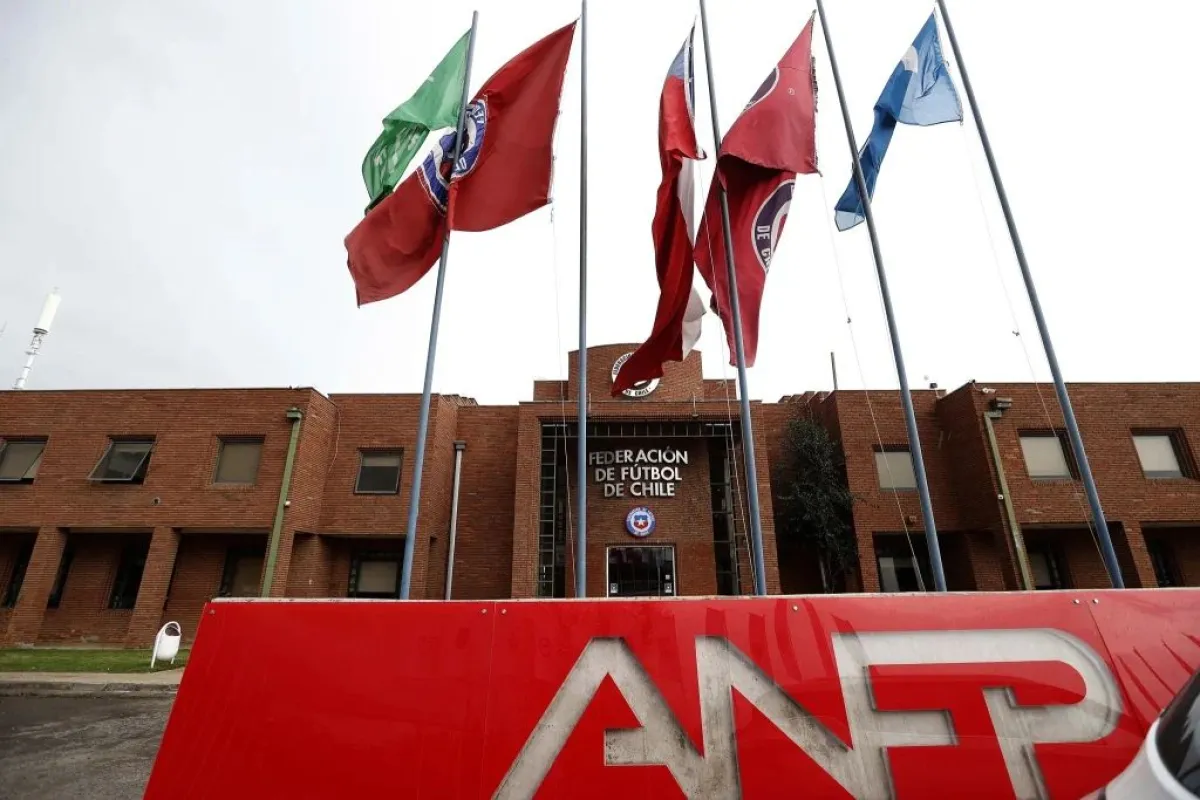 Alcalde de Peñalolén clausura sede de la ANFP y acusa millonaria deuda con el municipio