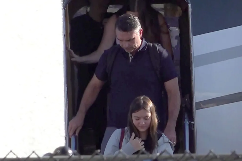 Captura de video que muestra al excandidato presidencial brasileño Flávio Bolsonaro llegando este miércoles al Aeropuerto Ejecutivo de Miami-Opa Locka en Miami (EE.UU.). Bolsonaro llegó a Estados Unidos.