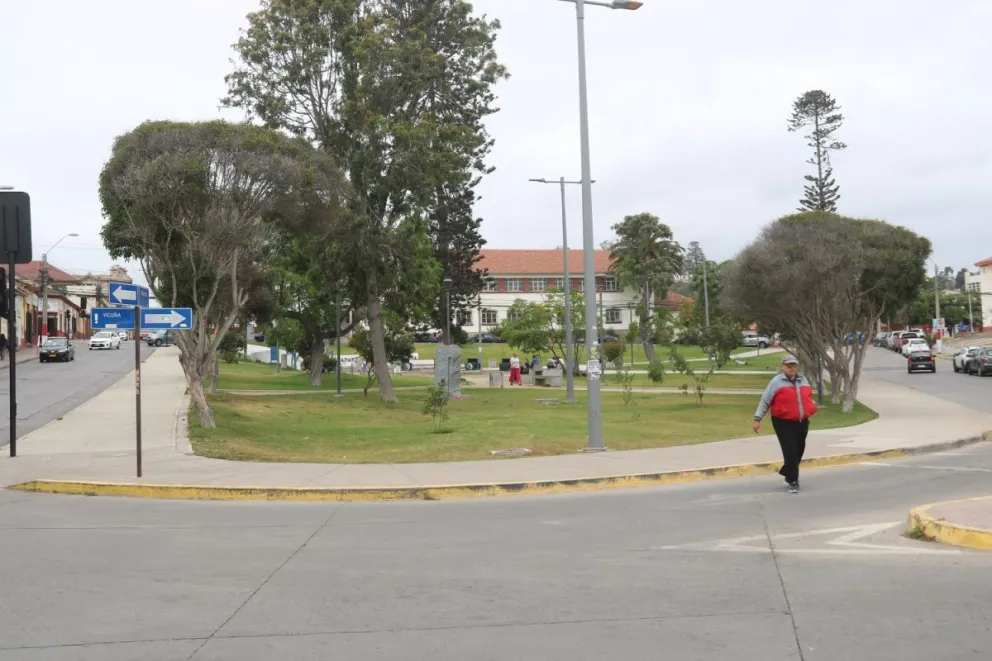 En la actualidad la Plaza Buenos Aires luce completamente remozada, pero tiene una larga historia con lapsos de abandono y destrucción.