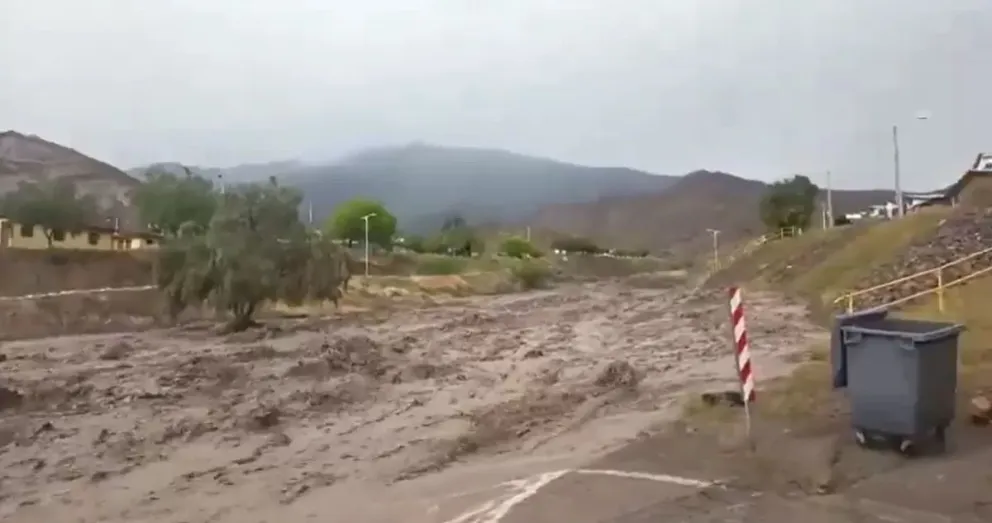 Una intensa granizada y la posterior crecida del río Hurtado marcaron este jueves en la comuna de Río Hurtado, en la provincia de Limarí.