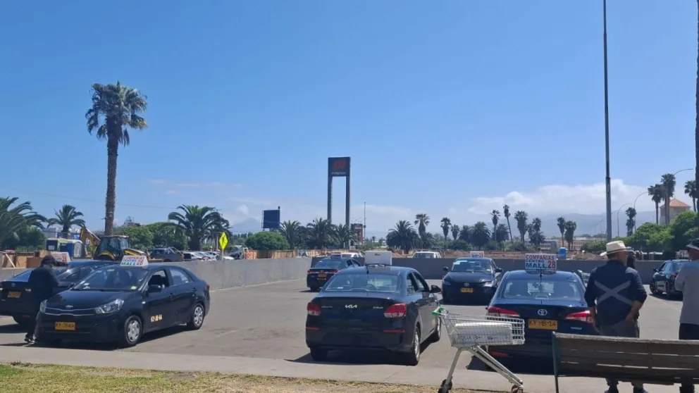 Producto de los trabajos que se desarrollan en los estacionamientos del mall, los colectivos de las líneas 28 y 39 provenientes de Las Compañías, y de la línea 1 de La Antena, debieron ser reubicados. (Foto: El Dia)