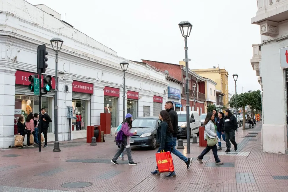  La preparación de vitrinas navideñas será parte de la apuesta de la Cámara de Comercio de La Serena para incentivar las visitas al centro. (Foto: Cristian Silva)