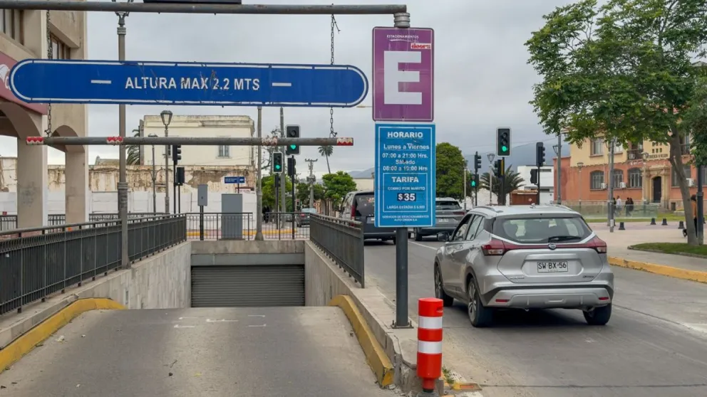 Con distintas modalidades de cobro, los estacionamientos del centro reciben a quienes llegan por trámites y a quienes permanecen toda la jornada laboral.