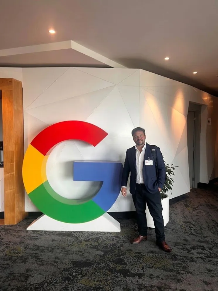 El gerente comercial de El Día, Francisco Labbé,  vincula su formación informática con el conocimiento del negocio y el desarrollo de contenidos educativos sobre IA.