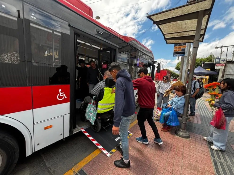Imagen de un pasajero en silla de ruedas abordando un bus eléctrico mediante su rampa de acceso. (Foto: El Ovallino)